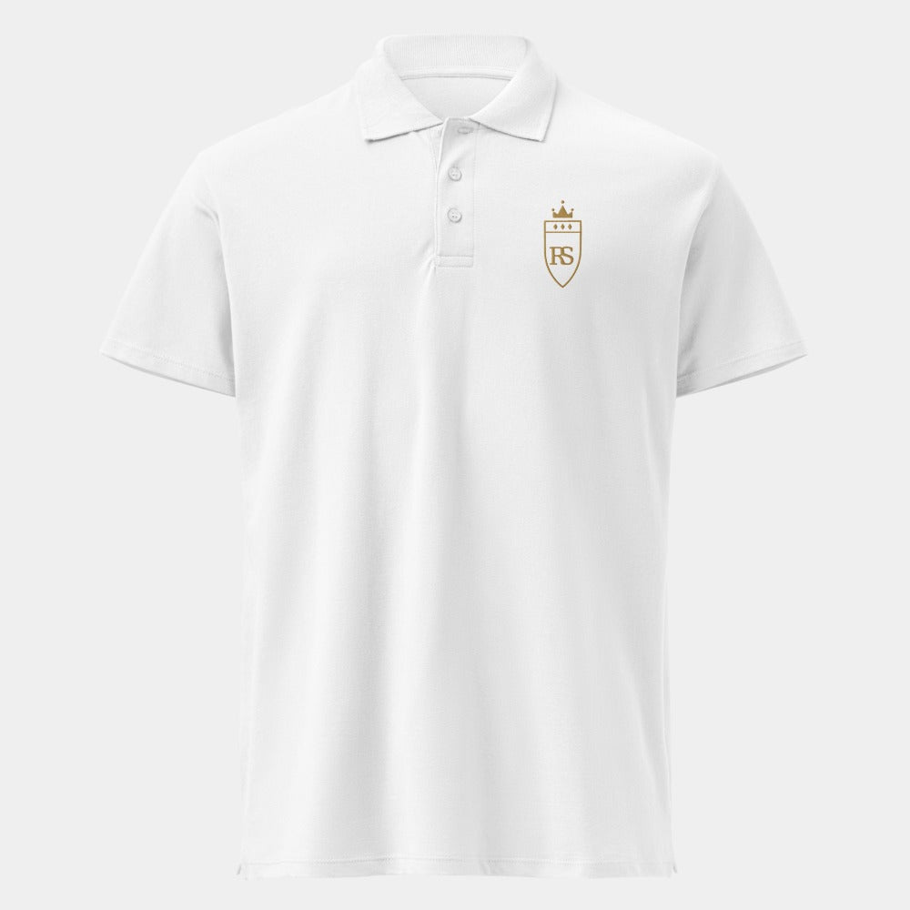 Polo blanc brodé RS à plat sur fond neutre — guide d'entretien Maison Sahari