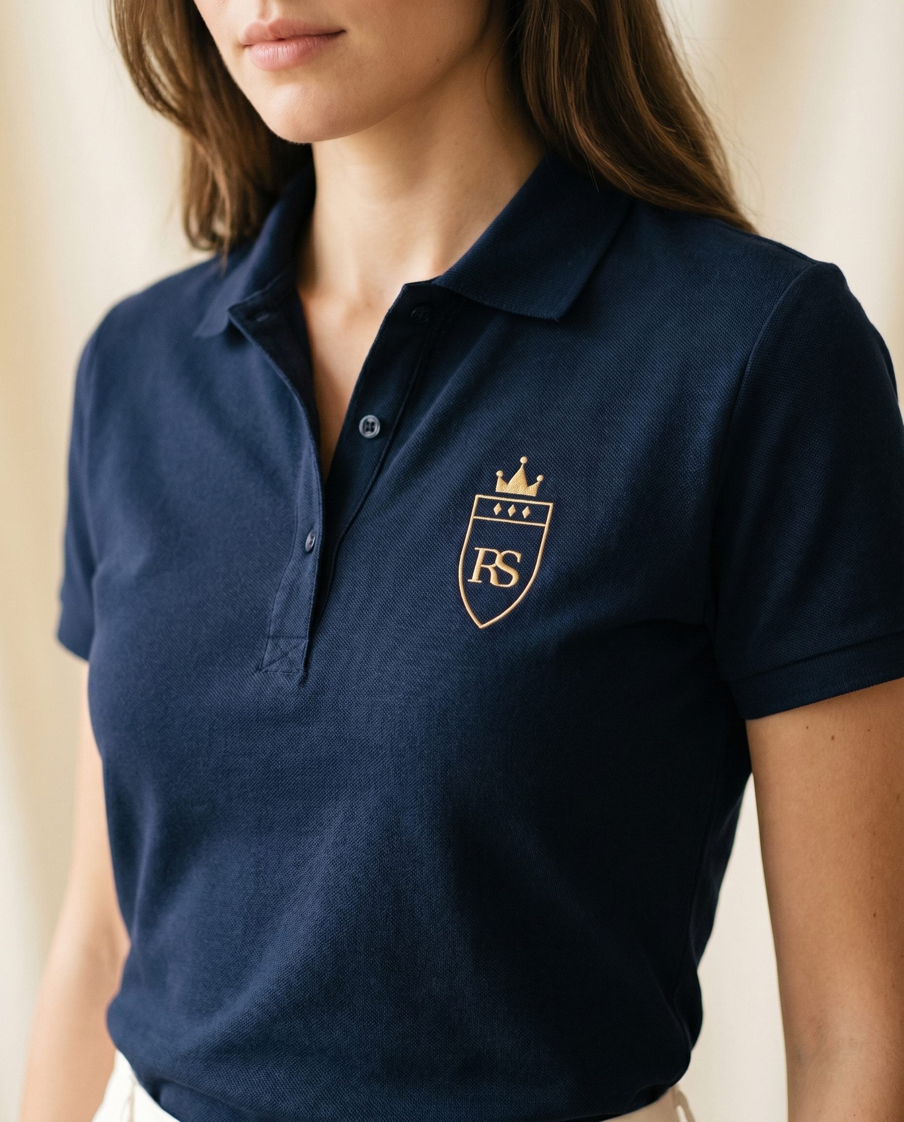 Polo marine brodé RS porté par une femme, lumière douce — style old money féminin, Maison Sahari