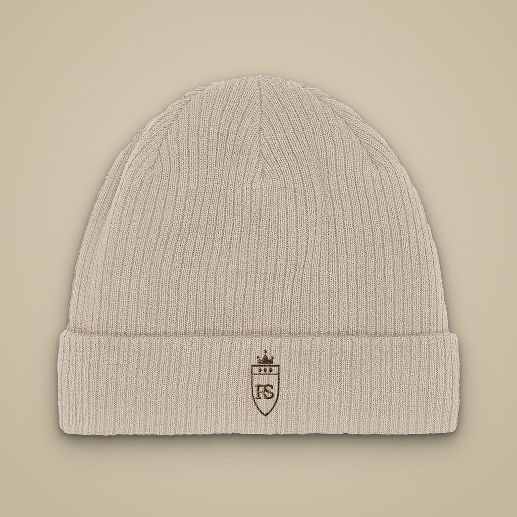 Bonnet côtelé brodé du monogramme RS, vue de face sur fond pierre — Maison Sahari