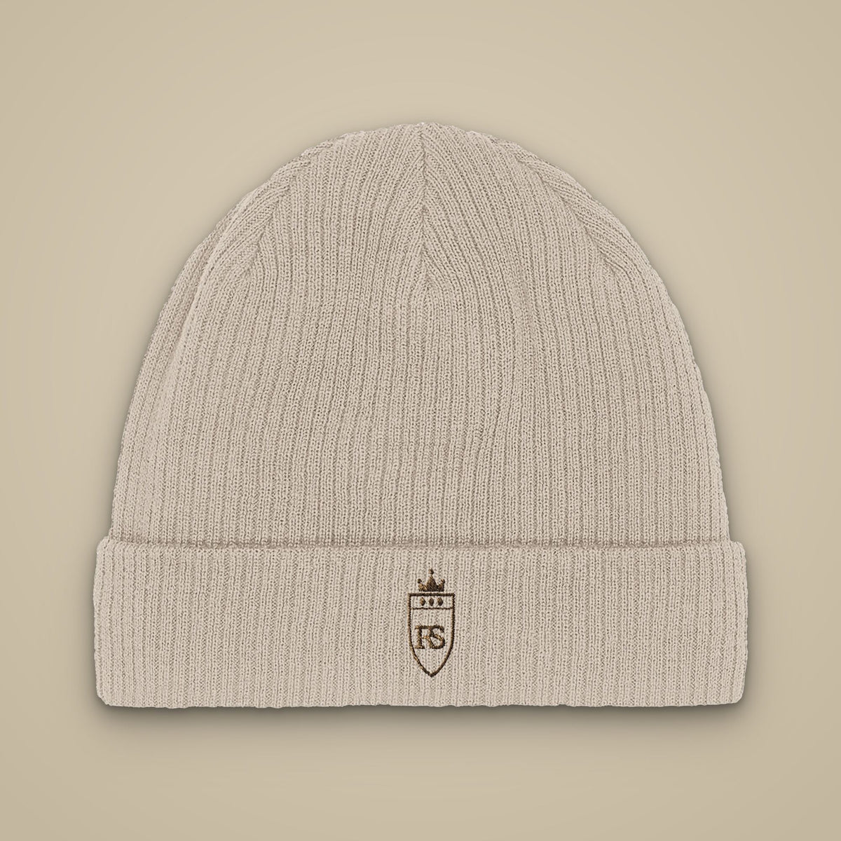 Bonnet côtelé brodé du monogramme RS, vue de face sur fond pierre — Maison Sahari