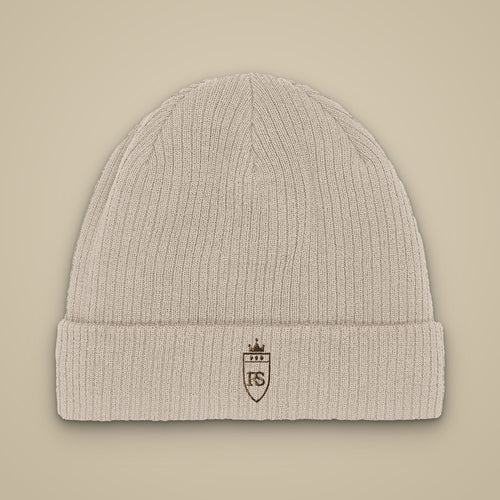 Bonnet côtelé brodé du monogramme RS, vue de face sur fond pierre — Maison Sahari