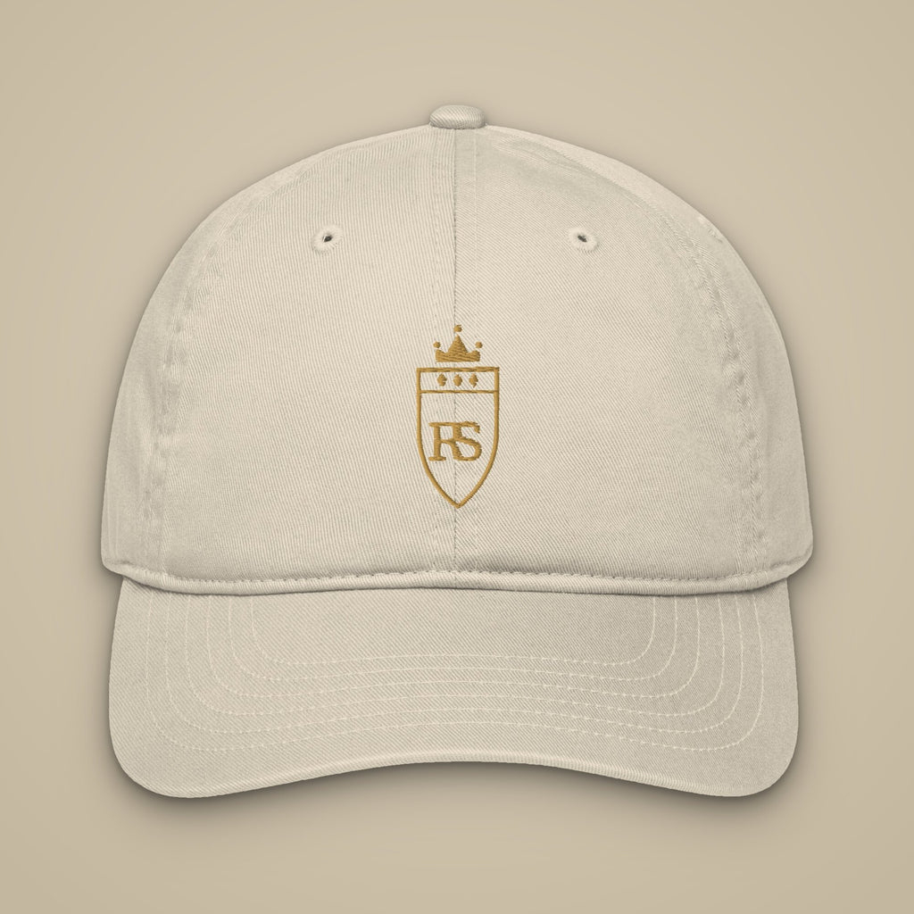 Casquette brodée RS Écru brodée du monogramme RS, vue de face sur fond pierre — Maison Sahari