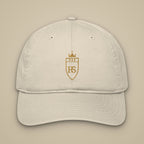 Casquette brodée RS Écru brodée du monogramme RS, vue de face sur fond pierre — Maison Sahari