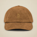 Casquette en velours côtelé Camel brodée du monogramme RS, vue de face sur fond pierre — Maison Sahari