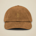 Casquette en velours côtelé Camel brodée du monogramme RS, vue de face sur fond pierre — Maison Sahari