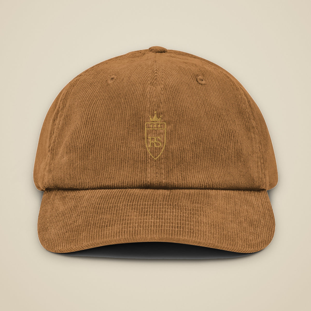 Casquette en velours côtelé Camel brodée du monogramme RS, vue de face sur fond pierre — Maison Sahari