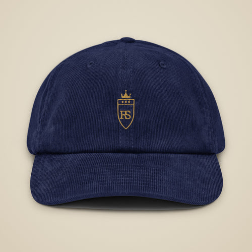 Casquette en velours côtelé Marine brodée du monogramme RS, vue de face sur fond pierre — Maison Sahari