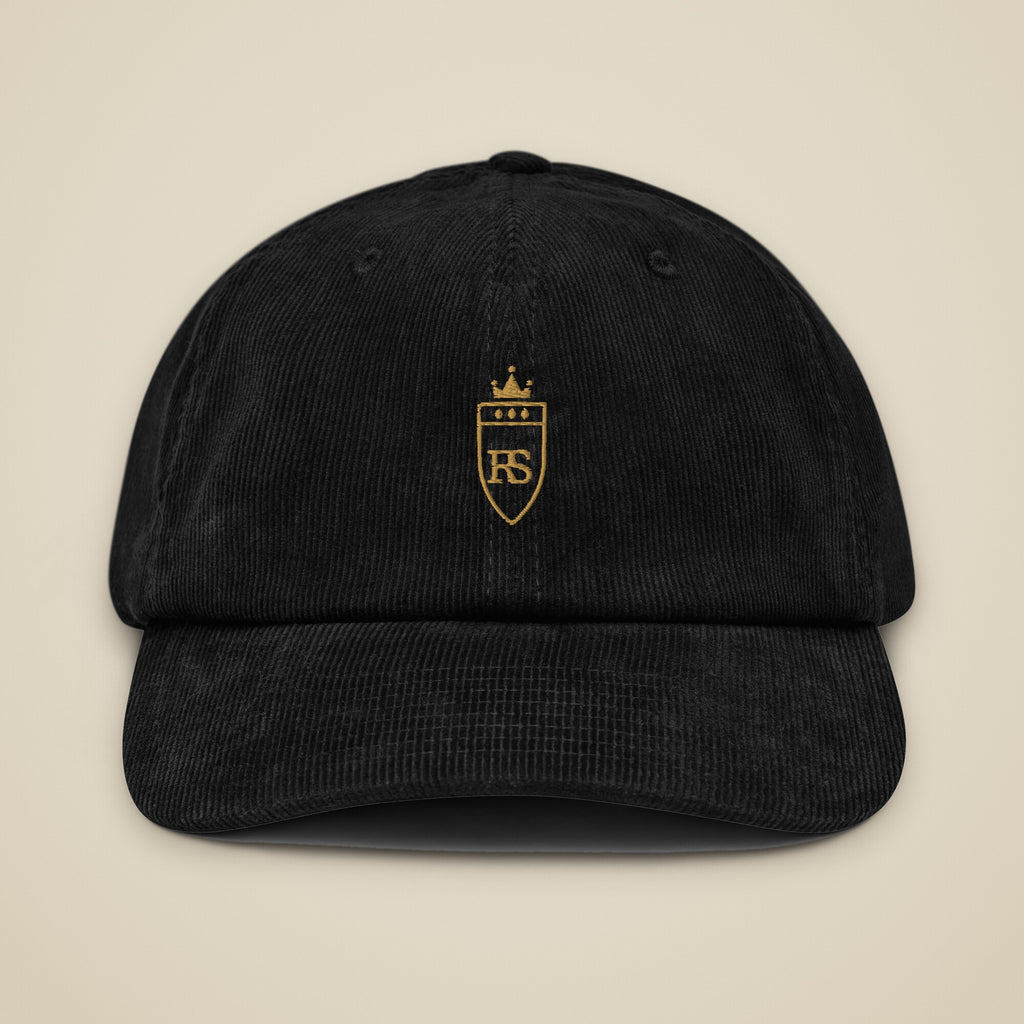 Casquette en velours côtelé Noir brodée du monogramme RS, vue de face sur fond pierre — Maison Sahari