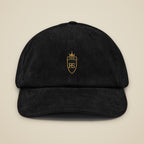 Casquette en velours côtelé Noir brodée du monogramme RS, vue de face sur fond pierre — Maison Sahari