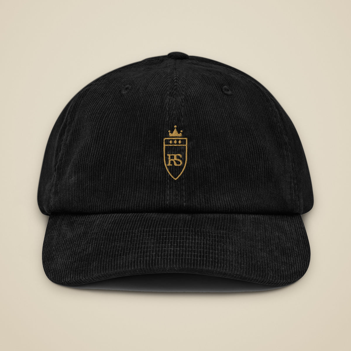 Casquette en velours côtelé Noir brodée du monogramme RS, vue de face sur fond pierre — Maison Sahari