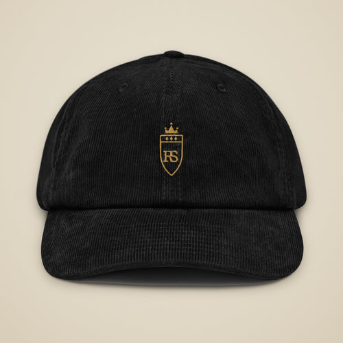 Casquette en velours côtelé Noir brodée du monogramme RS, vue de face sur fond pierre — Maison Sahari