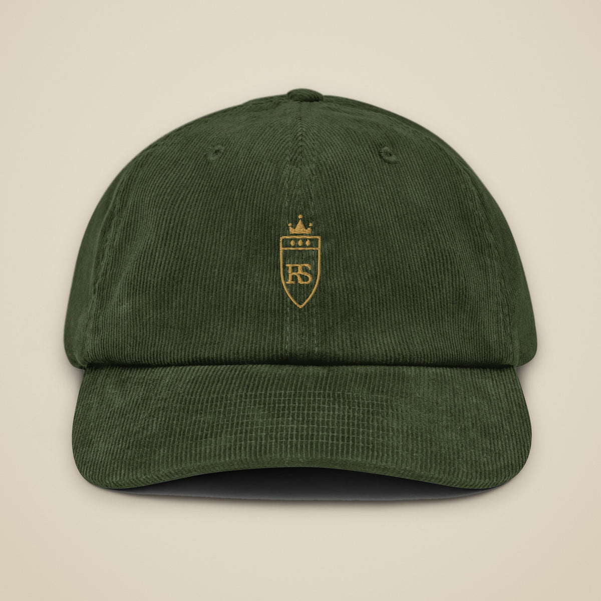Casquette en velours côtelé Olive brodée du monogramme RS, vue de face sur fond pierre — Maison Sahari