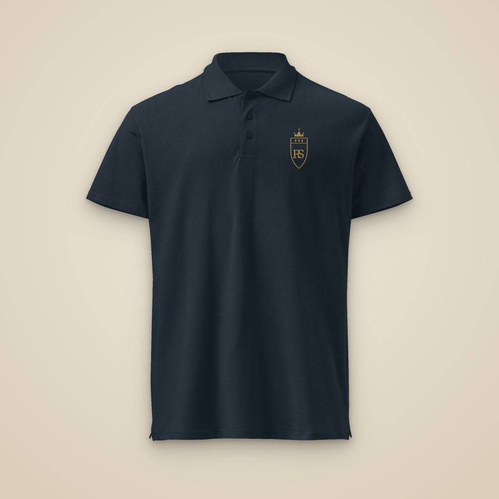 Polo piqué brodé RS Marine brodé du monogramme RS, vue de face sur fond pierre — Maison Sahari