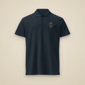 Polo piqué brodé RS Marine brodé du monogramme RS, vue de face sur fond pierre — Maison Sahari