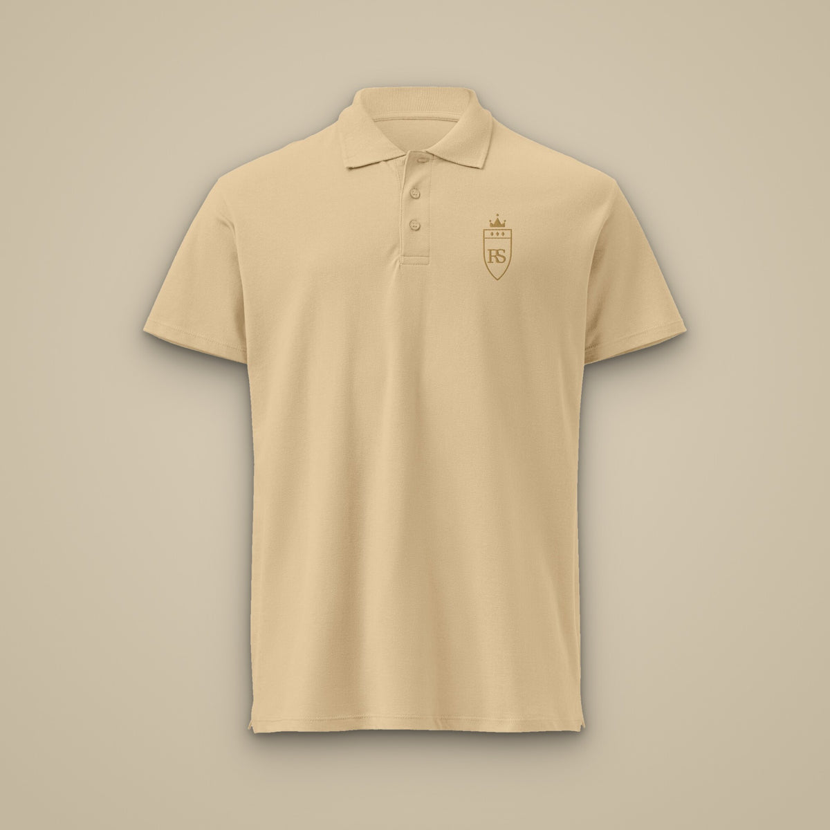 Polo piqué brodé RS Sable brodé du monogramme RS, vue de face sur fond pierre — Maison Sahari