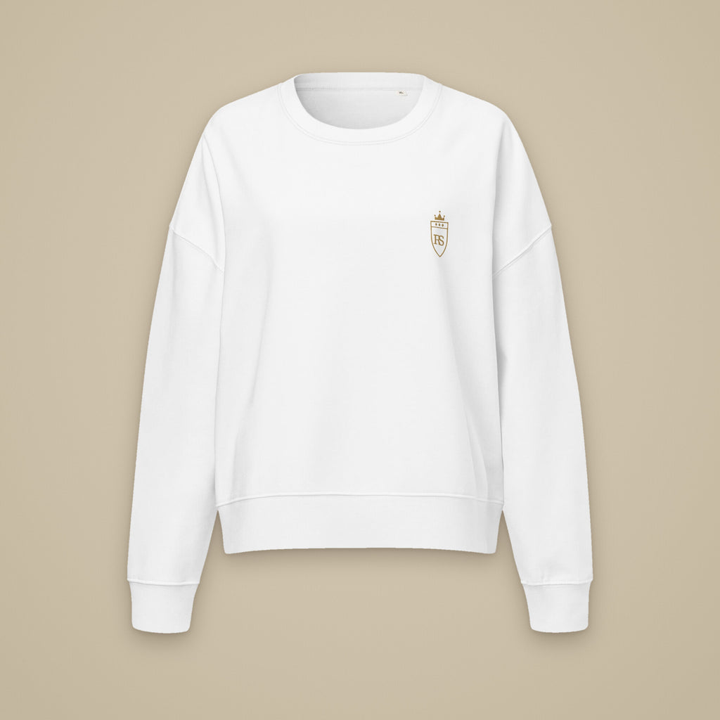 Sweat col rond femme Blanc brodé du monogramme RS, vue de face sur fond pierre — Maison Sahari