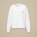 Sweat col rond femme Blanc brodé du monogramme RS, vue de face sur fond pierre — Maison Sahari
