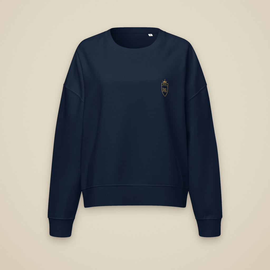 Sweat col rond femme Marine brodé du monogramme RS, vue de face sur fond pierre — Maison Sahari