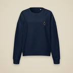 Sweat col rond femme Marine brodé du monogramme RS, vue de face sur fond pierre — Maison Sahari