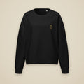 Sweat col rond femme Noir brodé du monogramme RS, vue de face sur fond pierre — Maison Sahari