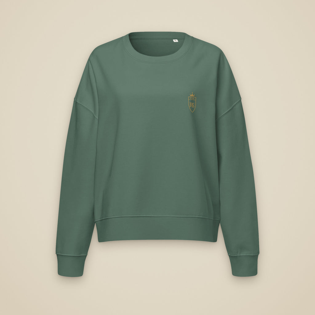 Sweat col rond femme Vert sauge brodé du monogramme RS, vue de face sur fond pierre — Maison Sahari