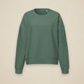 Sweat col rond femme Vert sauge brodé du monogramme RS, vue de face sur fond pierre — Maison Sahari