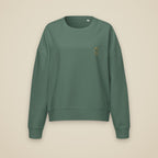 Sweat col rond femme Vert sauge brodé du monogramme RS, vue de face sur fond pierre — Maison Sahari