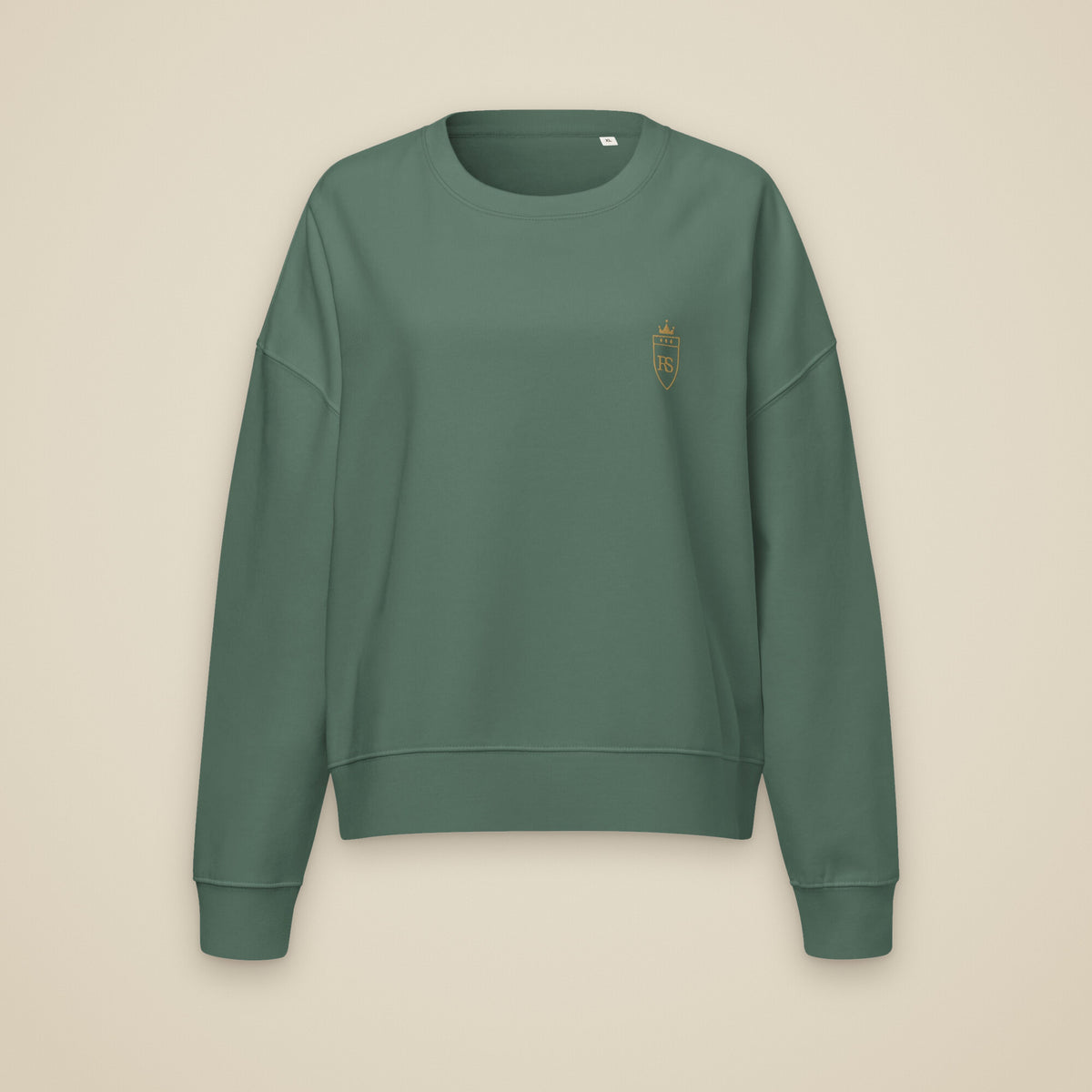 Sweat col rond femme Vert sauge brodé du monogramme RS, vue de face sur fond pierre — Maison Sahari