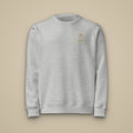 Sweat brodé RS Gris chiné brodé du monogramme RS, vue de face sur fond pierre — Maison Sahari