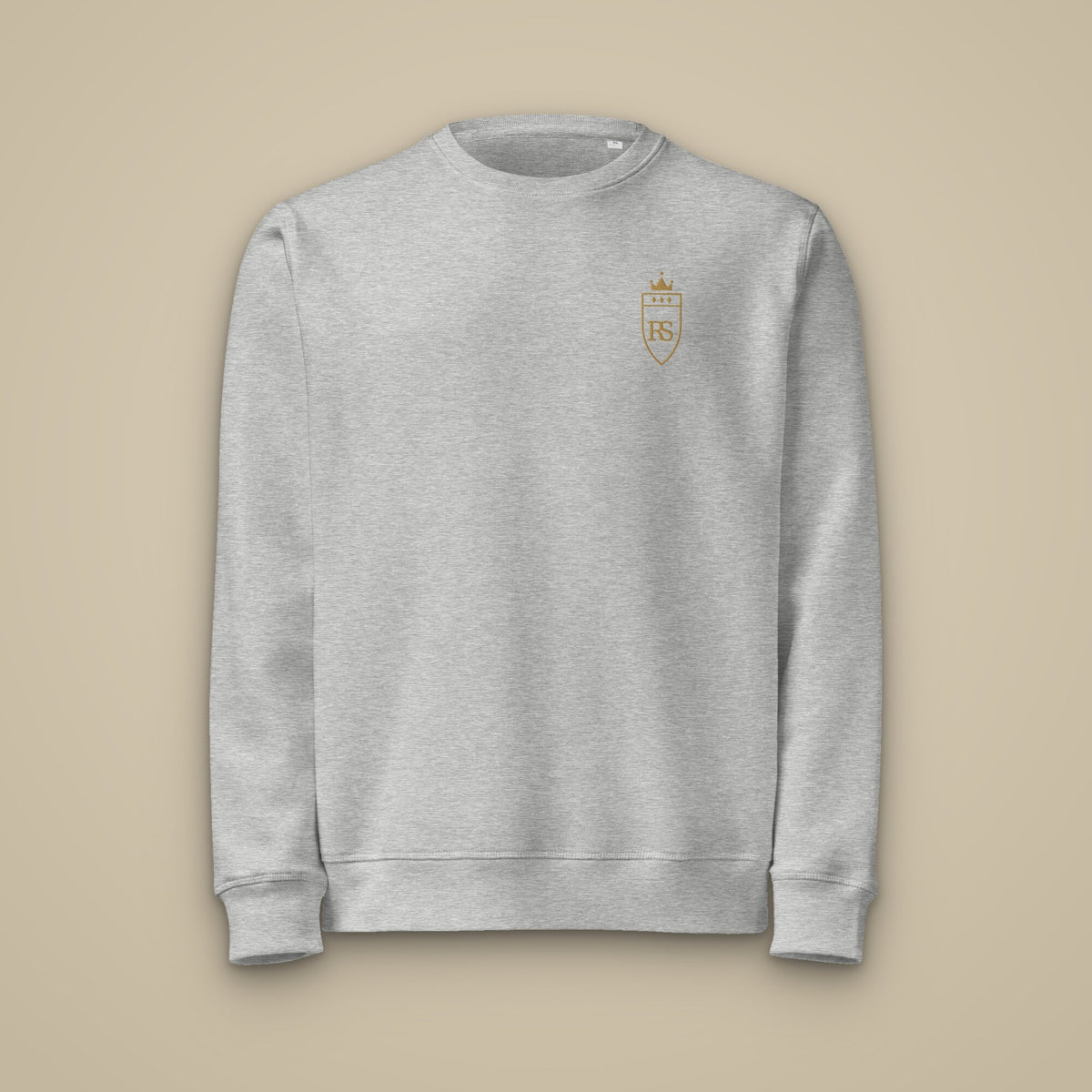 Sweat brodé RS Gris chiné brodé du monogramme RS, vue de face sur fond pierre — Maison Sahari