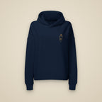 Sweat à capuche femme marine brodé du monogramme RS, vue de face sur fond pierre — Maison Sahari