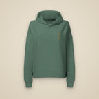 Sweat à capuche femme vert sauge brodé du monogramme RS, vue de face sur fond pierre — Maison Sahari