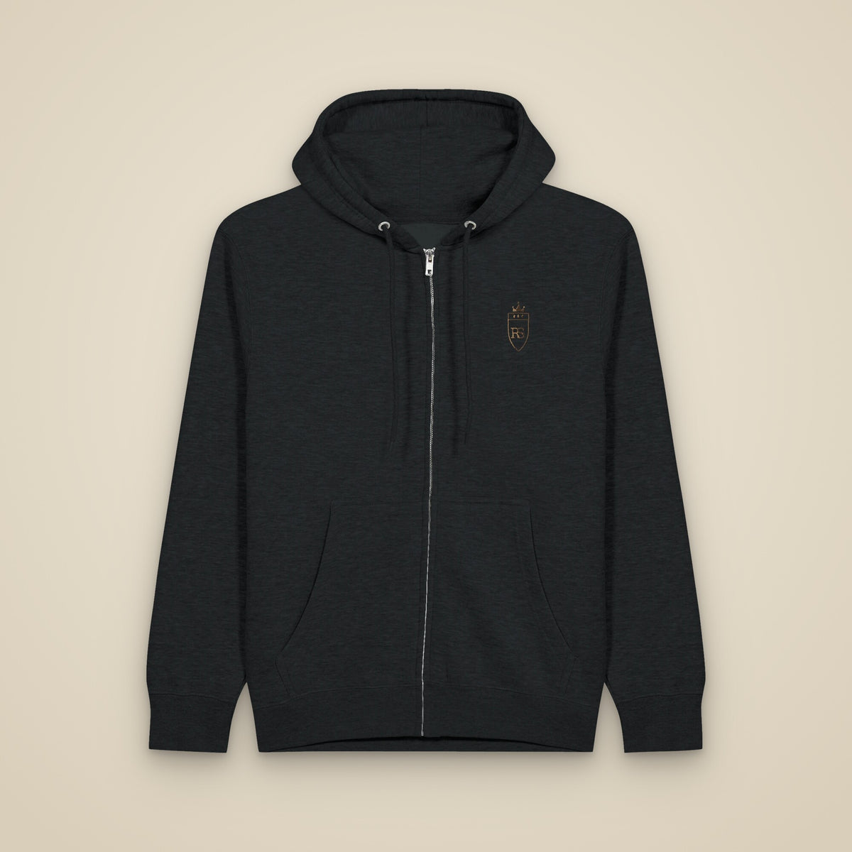 Sweat zippé Noir brodé du monogramme RS, vue de face sur fond pierre — Maison Sahari