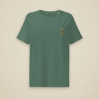 T-shirt femme col côtelé Vert sauge brodé du monogramme RS, vue de face sur fond pierre — Maison Sahari