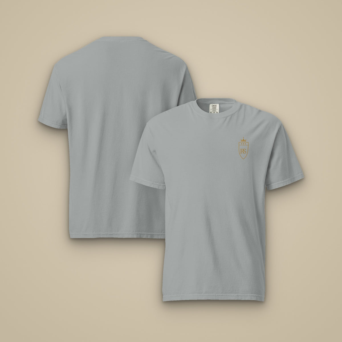 T-shirt brodé RS Granit brodé du monogramme RS, vue de face sur fond pierre — Maison Sahari