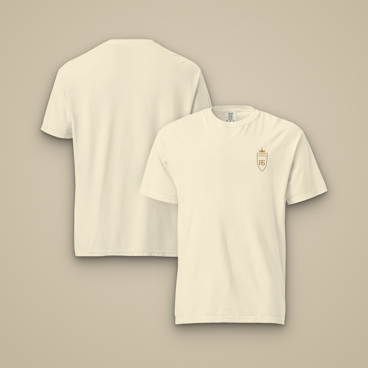 T-shirt brodé RS Ivoire brodé du monogramme RS, vue de face sur fond pierre — Maison Sahari