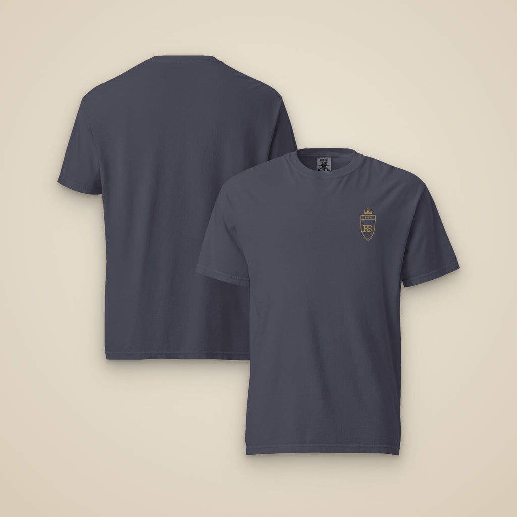 T-shirt brodé RS Marine brodé du monogramme RS, vue de face sur fond pierre — Maison Sahari