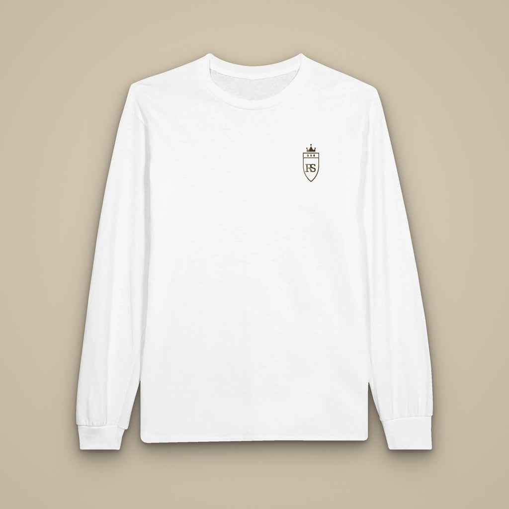 T-shirt à manches longues blanc brodé du monogramme RS, vue de face sur fond pierre — Maison Sahari