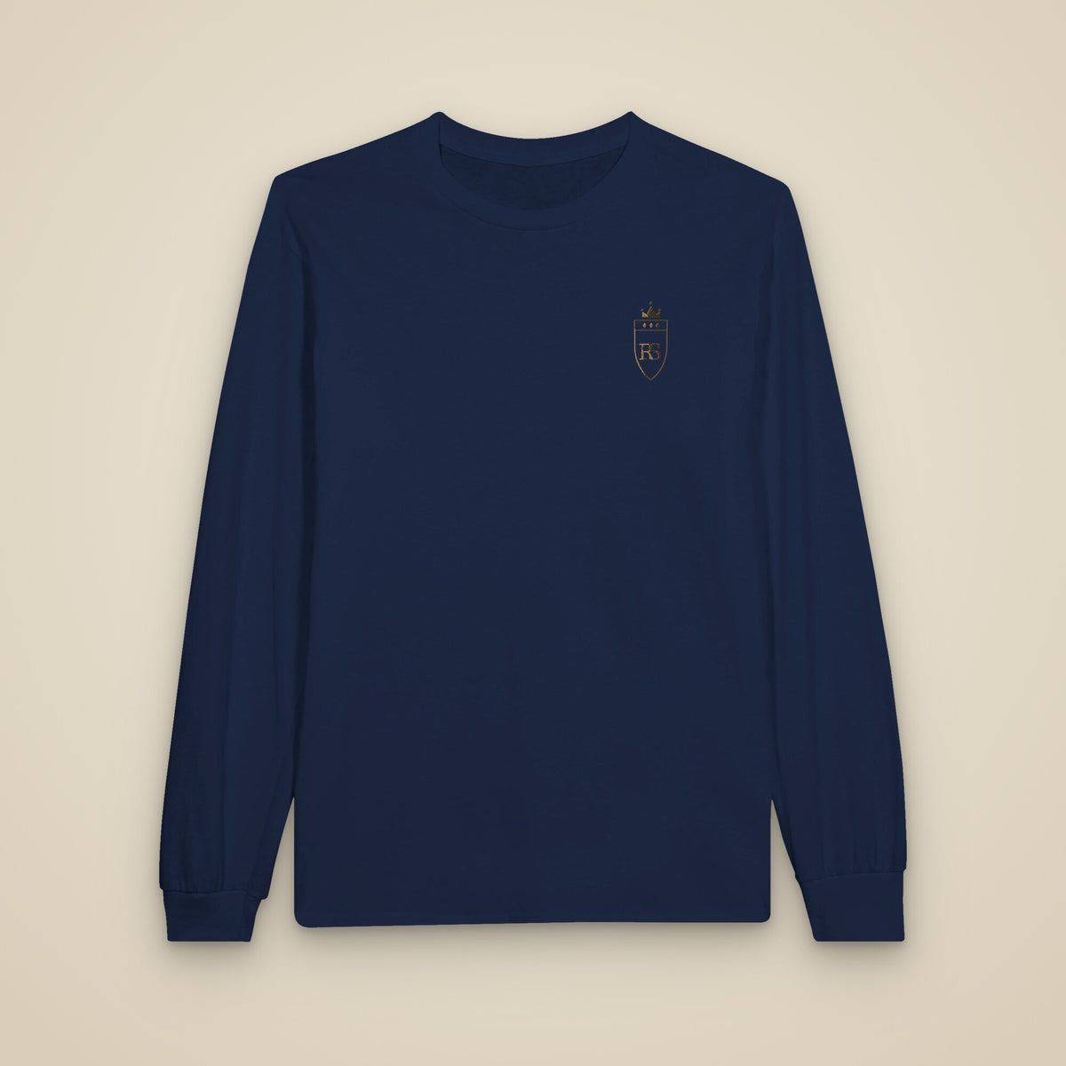 T-shirt à manches longues marine brodé du monogramme RS, vue de face sur fond pierre — Maison Sahari