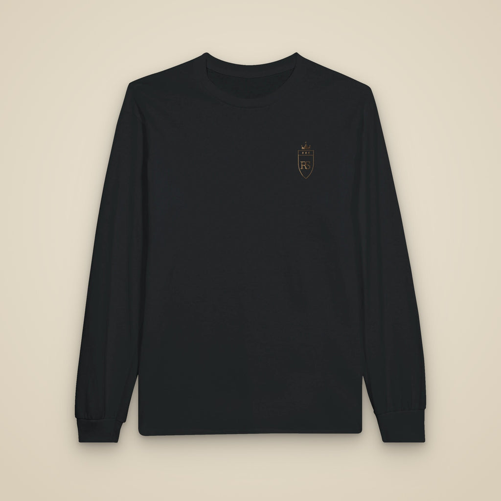 T-shirt à manches longues noir brodé du monogramme RS, vue de face sur fond pierre — Maison Sahari