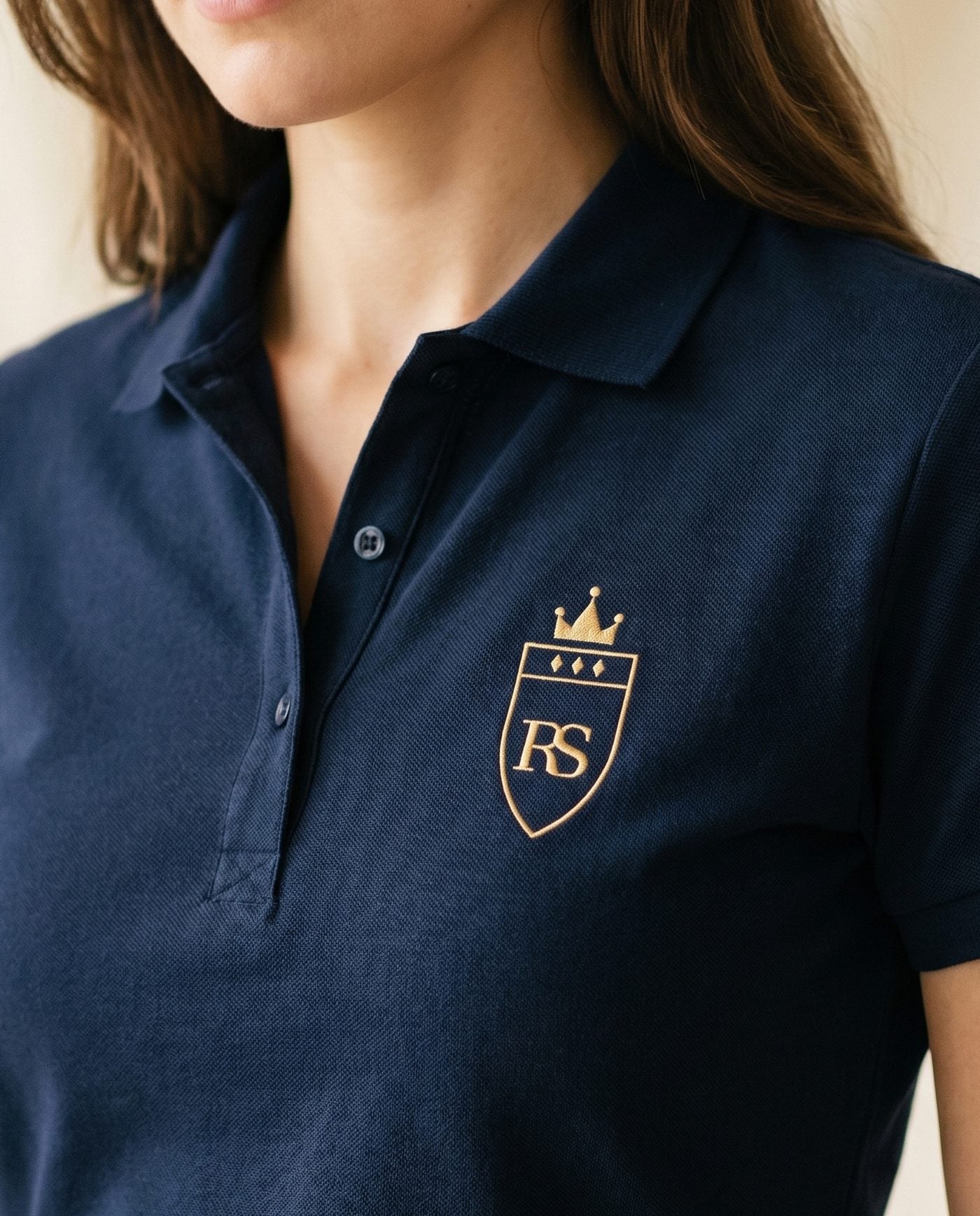 Broderie du monogramme RS sur coton marine